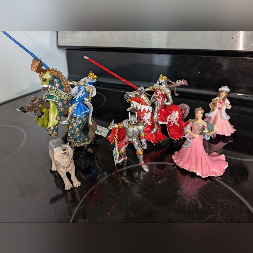 Medieval Knight Figurine Set